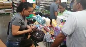 Denuncian que Walmart les rebaja dinero y por fallo del sistema no les entregan los productos