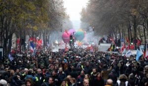 Francia: Huelga masiva afecta a trenes, Torre Eiffel