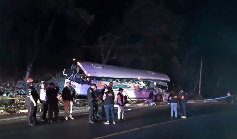 Colisión entre un camión y un autobús deja 21 muertos en Guatemala