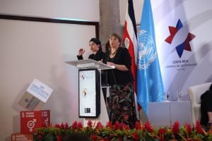 Bachelet coincide en que norma técnica no debe someterse a debate político