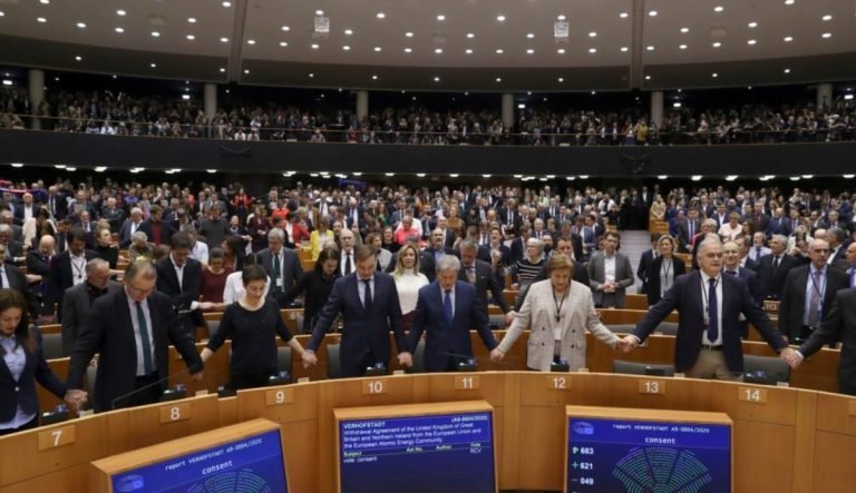 Parlamento europeo da aprobación final al Brexit
