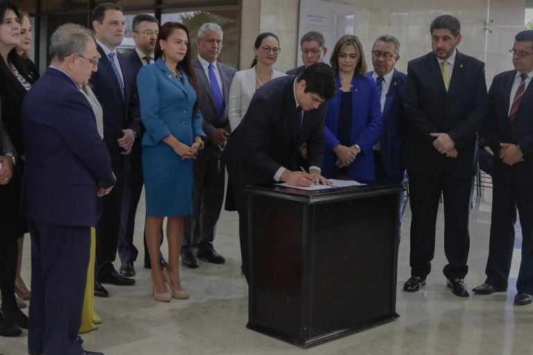 Ambientalistas la emprenden contra Carlos Alvarado por “recortar derechos”