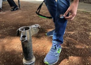 Candidato PAC en San José se rompe pantalón en Parque Francia y culpa a la municipalidad