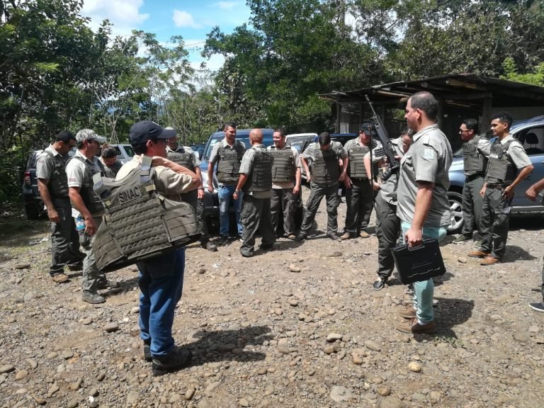 Sinac moderniza equipo de defensa de guardaparques