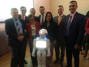 El robot Pepe es el encargado de dar información a clientes del Banco Popular