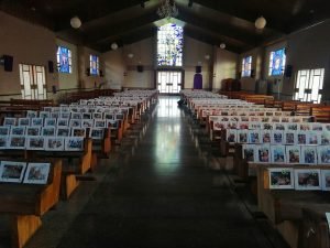 Sacerdote llena parroquia con fotografías de familias