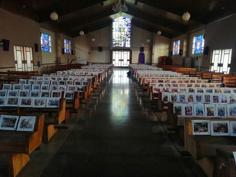 Sacerdote llena parroquia con fotografías de familias