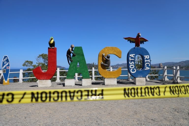 Hoteles y playas podrán reabrir con restricciones