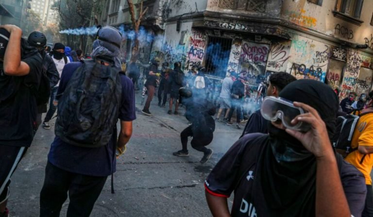 Barricadas y desórdenes marcan inicio de marzo en Chile