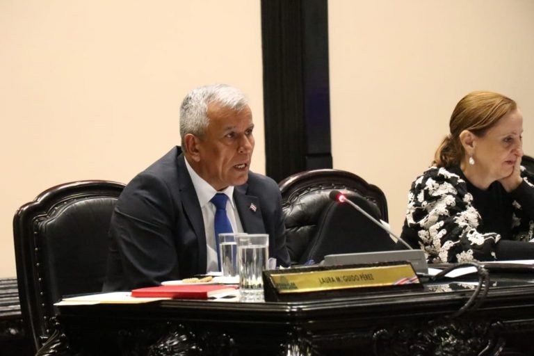 Llueven críticas al ministro de la Presidencia Víctor Morales