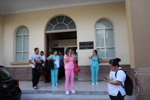 Unión Médica Nacional tacha de “ofensivas” medidas anunciadas por el gobierno “para quienes, dan todo en los hospitales”