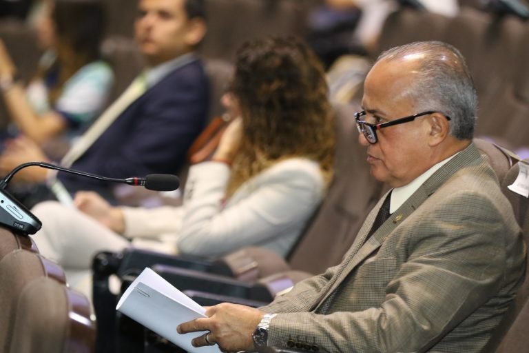 Cacia señala a diputados como responsables de construir soluciones ante la crisis