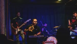 Banda nacional Amor Apache lanzará este viernes su segundo videoclip “Huesos”