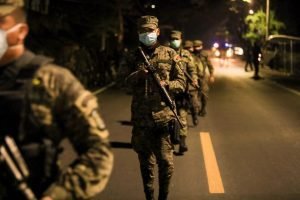 Nayib Bukele cerca municipio y prohibe salir incluso a comprar comida y medicinas