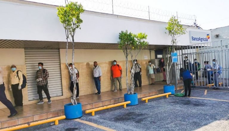 Bukele amenaza con cerrar bancos que descuenten moras de ayuda social