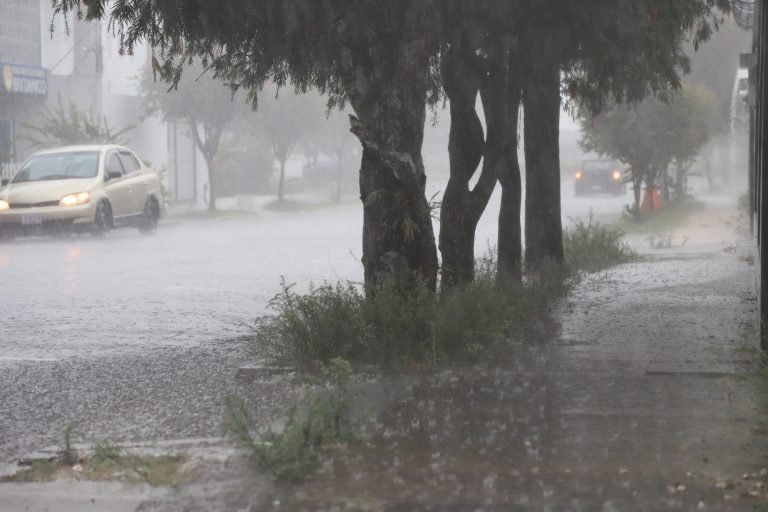 Influencia del empuje frío #8 se mantiene con vientos fuertes y lluvias