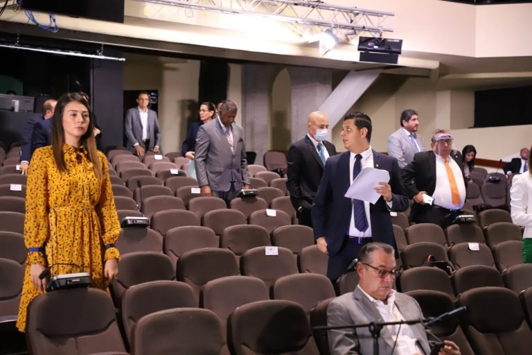 Diputados presentan consulta de constitucionalidad contra proyecto que regula usura