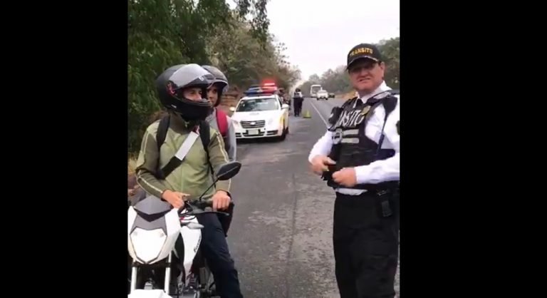 Vídeo muestra a oficial de tránsito comunicándose a través de LESCO con motociclista