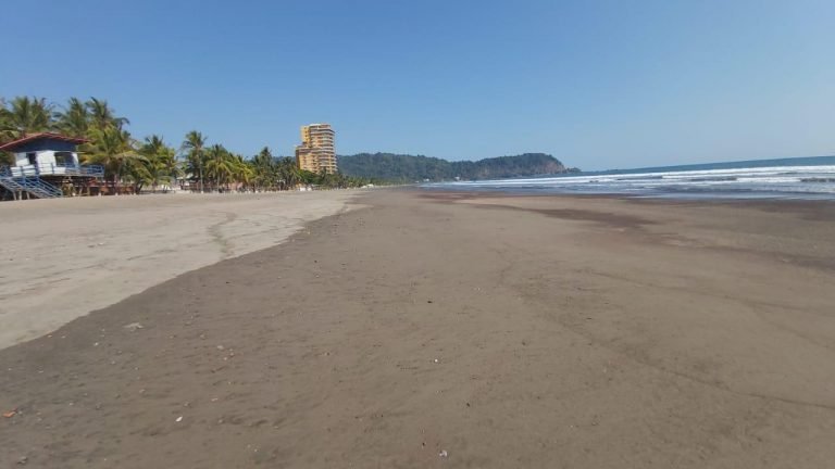 Guardavidas de Playa Jacó agradecen a las personas por no irse de vacaciones en Semana Santa