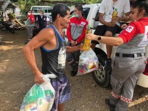 CNE en conjunto con empresa privada distribuyen alimentos y agua a más de 90.950 familias afectadas