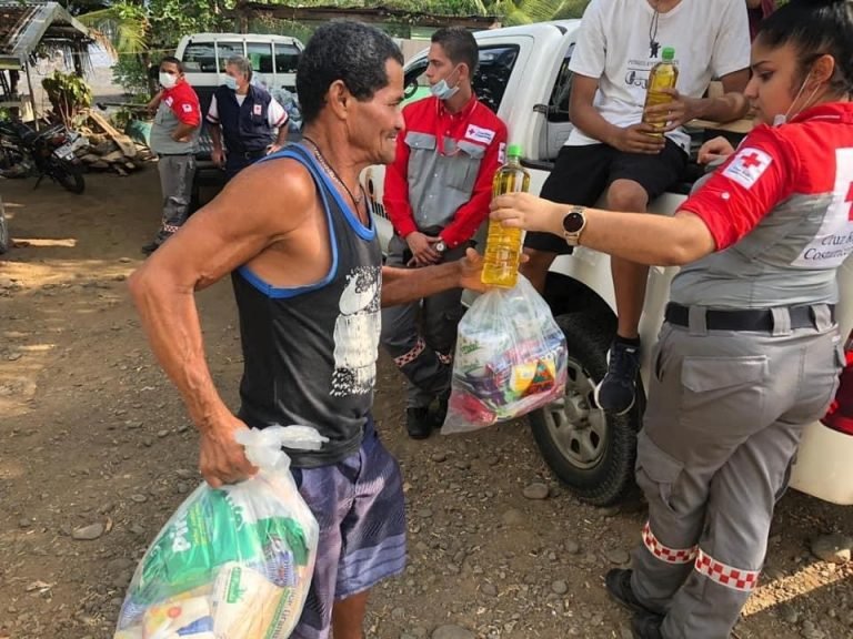 CNE en conjunto con empresa privada distribuyen alimentos y agua a más de 90.950 familias afectadas