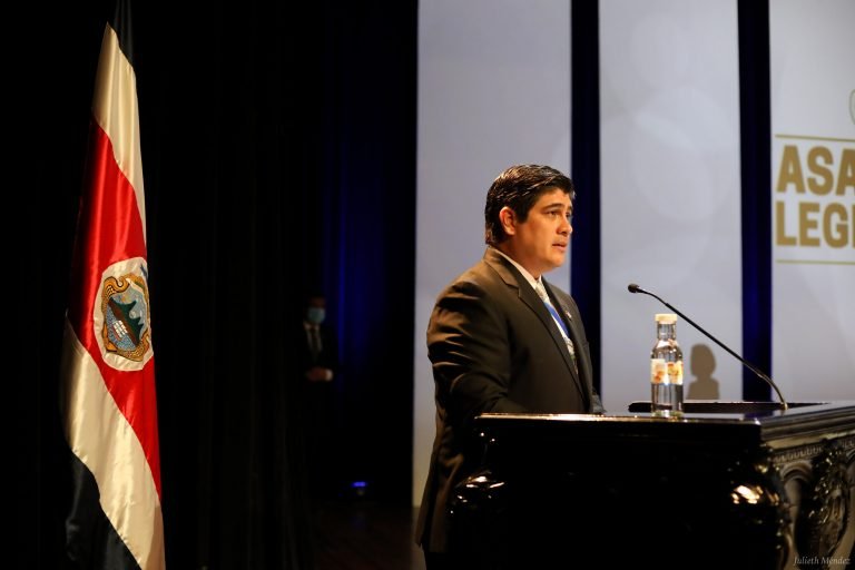 Carlos Alvarado reducirá su salario en un 10%