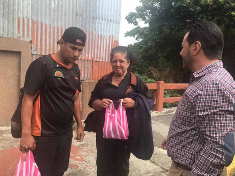 Funeraria realiza compra y donación de productos a personas con más necesidad durante emergencia