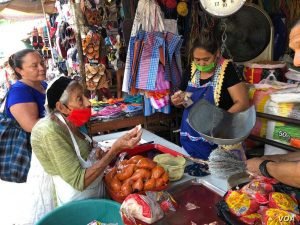 Nicaragüenses abarrotan mercados mientras se dispara la alarma por el coronavirus