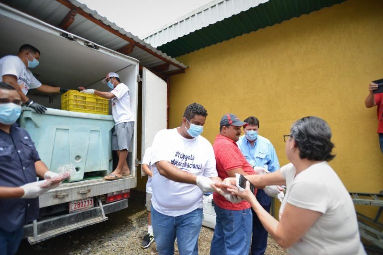 Pescadores de Puntarenas donan más de 1.000 kilos de pescado a los agricultores de Cartago