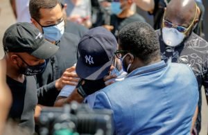 Autopsia independiente establece que George Floyd murió por asfixia