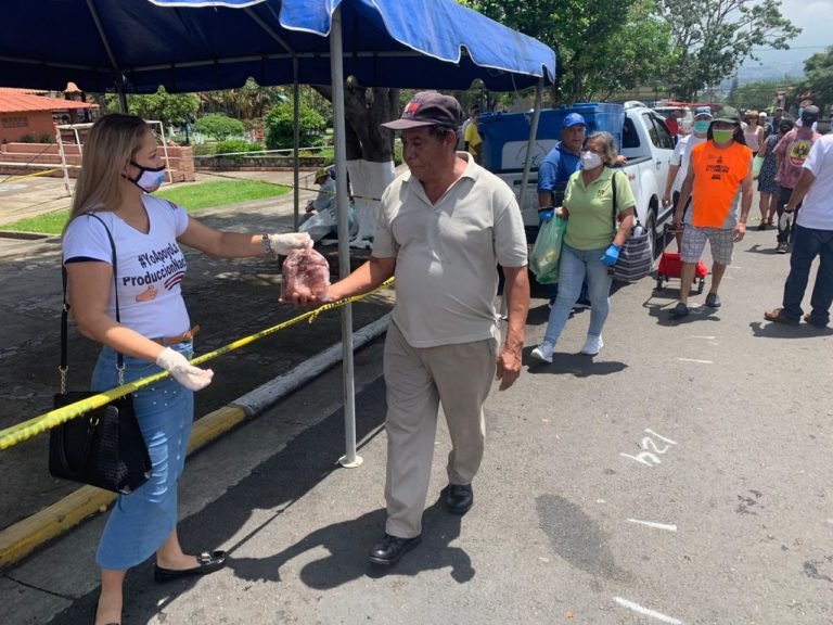 Donan 1000 kilos de pescado fresco a vecinos de Escazú