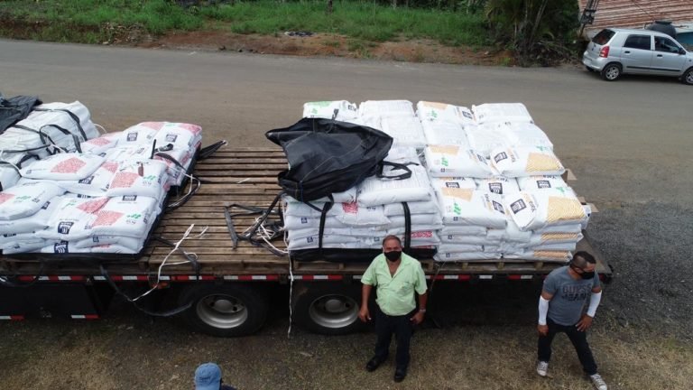 100 familias productoras de café de Pérez Zeledón reciben insumos para reactivar economía