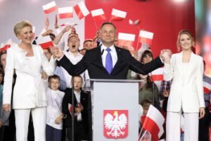 Polonia: la derecha gana las elecciones, la oposición denuncia irregularidades