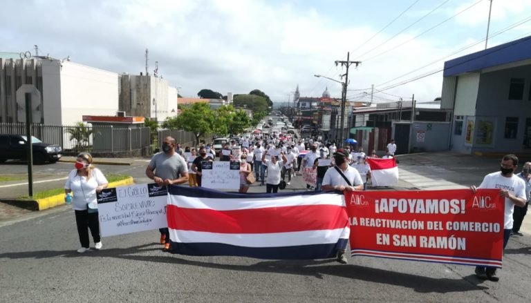 Protestas en San Ramón pidiendo que se levante la alerta naranja