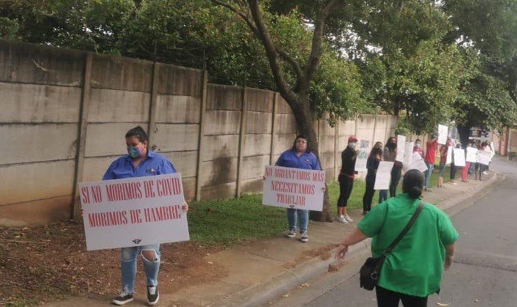 Dueños de comercios se manifestaron frente a casa de Carlos Alvarado para pedir reapertura