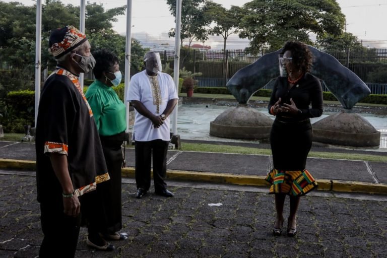 Presidencia iza bandera Panafricana en conmemoración del Mes Histórico de la Afrodescendencia