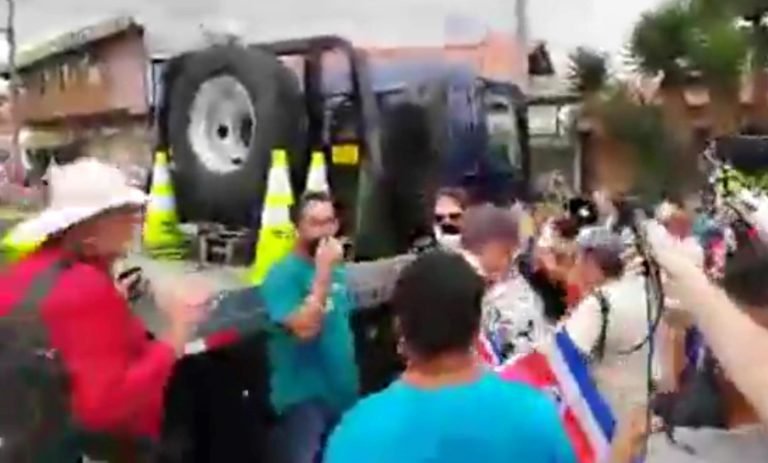 Policía de Tránsito retira grúa para permitir paso de los manifestantes