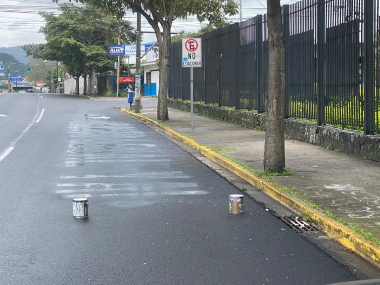 Miembros de Vox Costa Rica borran grafiti a favor del aborto pintado frente a Casa Presidencial