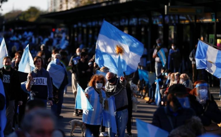 Argentinos protestan en contra del presidente Fernández, la cuarentena y la vacuna contra COVID-19