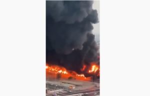 Registran un fuerte incendio en un mercado de los Emiratos Árabes Unidos