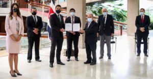 Carlos Alvarado firma Ley que garantiza ejecución de obras de alto impacto