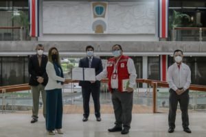 Presidente firma reforma a Ley 8690 para fortalecer finanzas de Cruz Roja