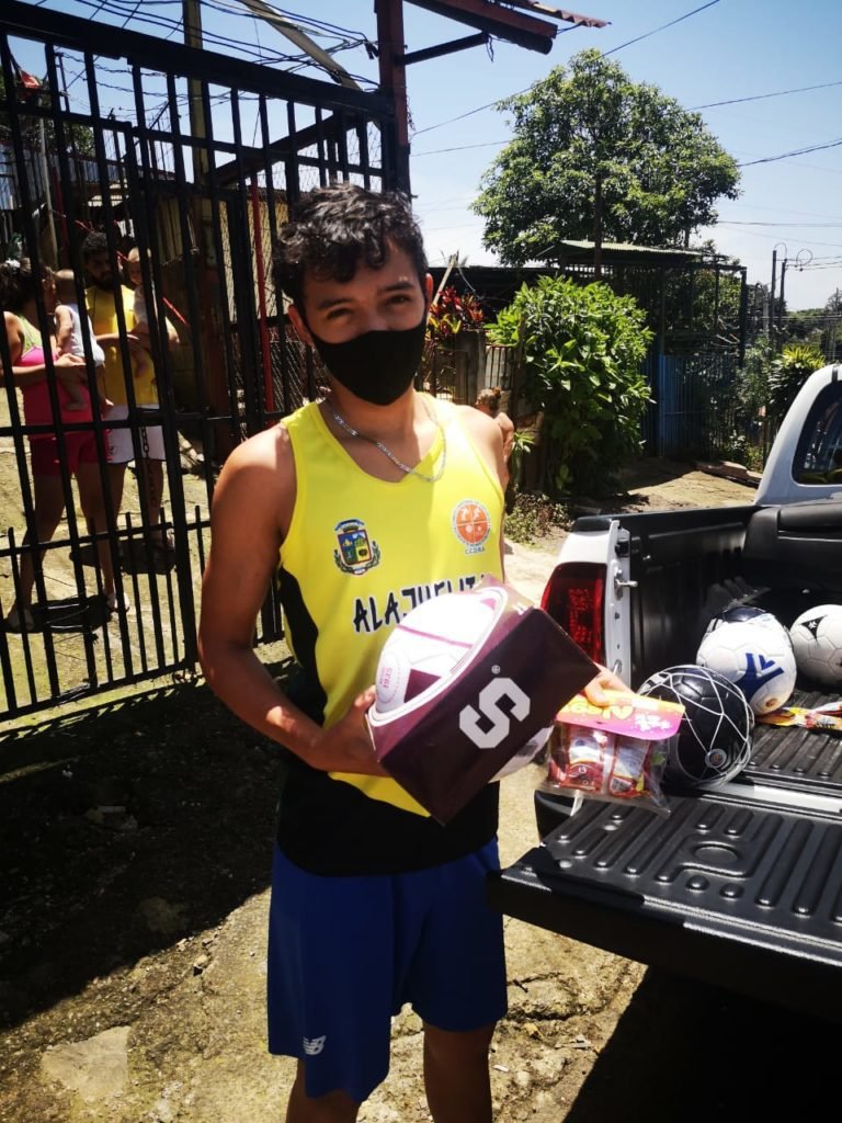 PANI entregó balones de la LDA y Saprissa a niños de Poás para motivarlos realizar actividad física