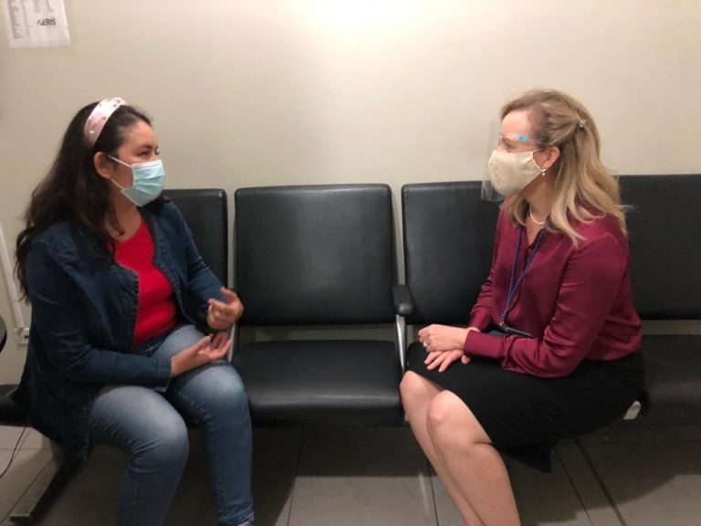 Defensora de los Habitantes visita residentes varados en el Aeropuerto Juan Santamaría