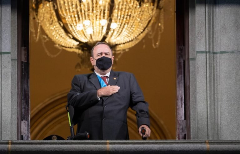 Presidente de Guatemala da positivo por COVID-19