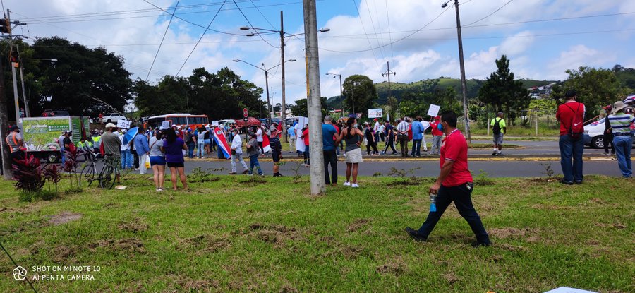 Entrada San Ramon Manifestantes cierran Ruta 1, en la entrada a San Ramón