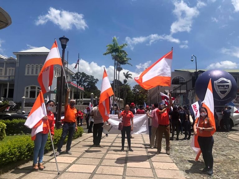 SEC llama a protestar ante el irrespeto del Gobierno a los profesionales de la educación