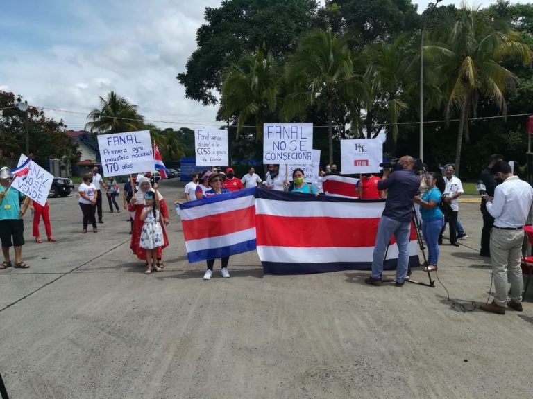 Trabajadores protestan para que no se venda Fanal