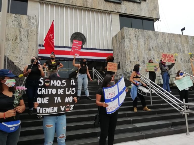 Plantón frente a la Corte exige declarar emergencia nacional por femicidios