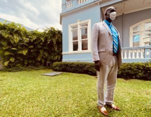 Eduardo Cruickshank rechaza referirse a cómo votará en tema de la defensora